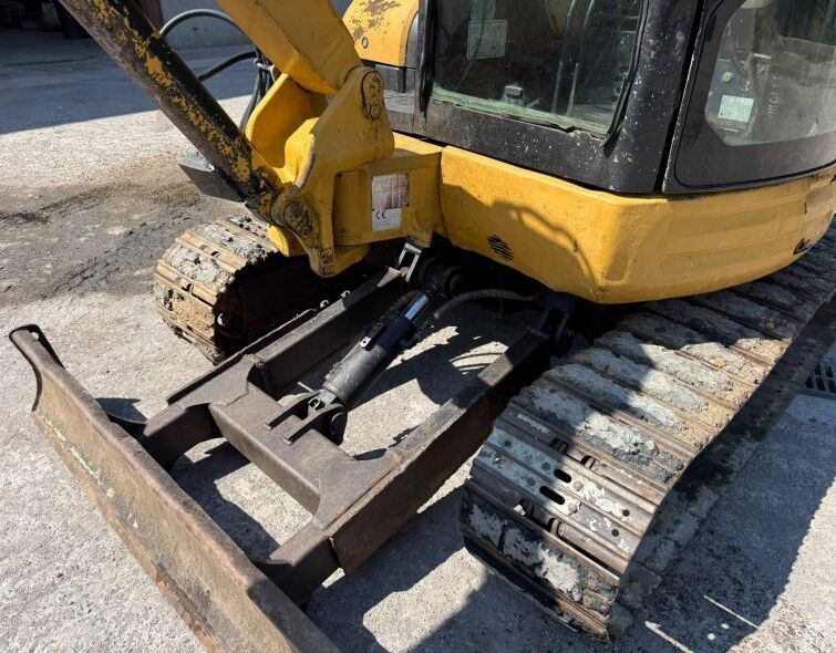 CATERPILLAR  304 **MINI EXCAVATOR**